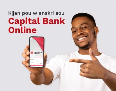 Jeune homme souriant et pointant du doigt son téléphone portable montrant Capital Bank Online, le service de banque en ligne de Capital Bank